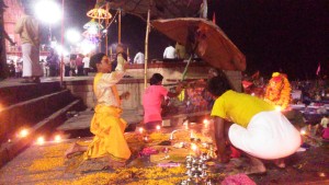 Varanasi, cerimonia serale lungo i ghat.