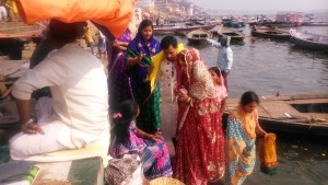 Varanasi, coppia di sposi alla preghiera al Gange.