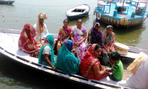 Varanasi, giro in barca sul Gange di un corteo nuziale.