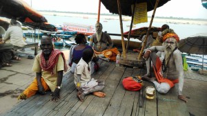 Varanasi, gruppo di guru lungo i ghat.