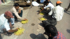 Varanasi, il pranzo per i poveri.