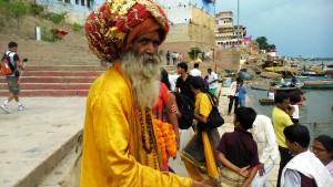 Varanasi, incontro con un personaggio, lungo i ghat.