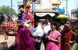 Varanasi, matrimonio con arrivo dello sposo a cavallo e in abito tradizionale, accompagnato da musiche e danze.