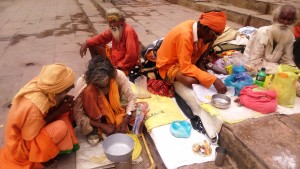 Varanasi, mendicanti al ghat principale.