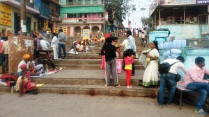 Varanasi, mendicanti e venditori lungo la scalinata del Dashashumedh Ghat