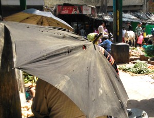 Varanasi, mercatino all'entrata del Dasaswamedh Ghat.