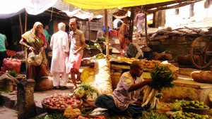 Varanasi, mercato di vegetali nei pressi del Manikanika Ghat.