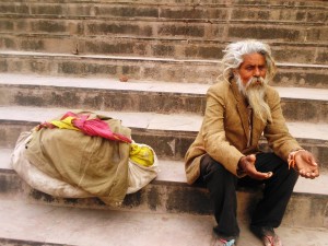 Varanasi, nei pressi del Dasaswamedh Ghat. Mendicante elegante.