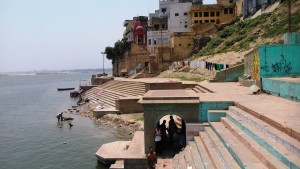 Varanasi, nei pressi del Lal Ghat, verso il ponte.