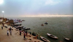 Varanasi, panorama dal Chousatti Ghat del temporale con forte vento che sta arrivando dall'altra sponda del fiume.