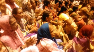 Varanasi, pellegrine allo spettacolo serale del Dasaswamedh Ghat.