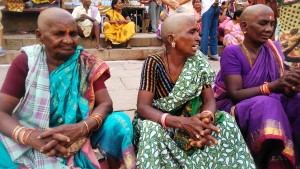 Varanasi, pellegrine del sud dell'India che che hanno offerto i loro capelli al Gange.