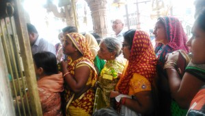 Varanasi, pellegrine in fila per portare l'offerta al bramino del Shri Brihaspati Temple.