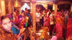 Varanasi, preghiera al Sitala Temple, nel Dasaswamedh Ghat.