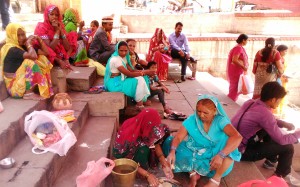 Varanasi, preparazione dei cibi per la puja nuziale.