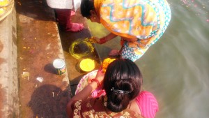 Varanasi, preparazione del rituale per gli sposi che verrà celebrato dalle parenti, lungo il Gange.