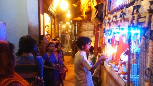 Varanasi, puja serale al tempietto accanto alla mia guesthouse, in Chousatti Ghat.