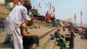 Varanasi, rasatura dei pellegrini del sud.