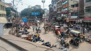 Varanasi, veduta sulla Main road dal Shri Brihaspati Temple.