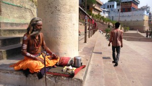 Varansi, meditazione lungo i ghat.