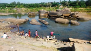 Hampi, aspetti di quotinianità lungo il fiume Thungabadra.