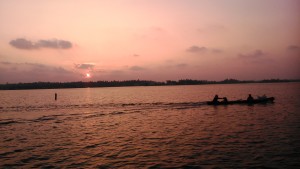 Kerala meridionale, nei pressi di Kellan. Pescatori al tramonto.