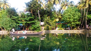 Kerala meridionale. Villaggio tra Alopphaza e Kellan.