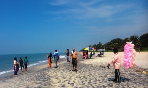Kerala meridionale.Turisti sulla spiaggia di Alappuzha.