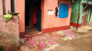Orissa, Puri. Gli auguri scritti e disegnati davanti alle porte delle case.