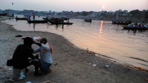 Varanasi, 27 febbraio 2016. Il tramonto sulla città visto dal di là del fiume.