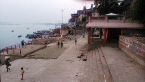 Varanasi, 3 novembre verso sera. Harishchandra Ghat, il piccolo ghat delle cremazioni.