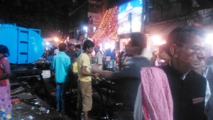 Varanasi, Bengali Tola. Addobbi per i festival di Lacmi e dei fuochi.
