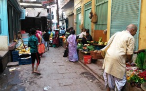 Varanasi, Chaukhambla, 25 marzo 2016. Mercatino di fiori e orto-frutta lungo i viottoli della città vecchia.