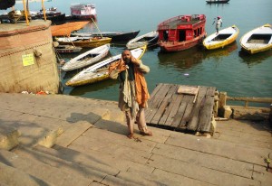 Varanasi, Dasaswamedh Ghat. Canto sul Gange.