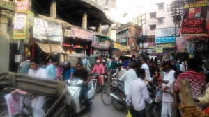 Varanasi, arrivo di turisti a Godonia in occasione del festival dei fuochi.
