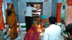 Varanasi, interni del Kedar Ghat. Preghiere e offerte al tempio del dio Ganesha.