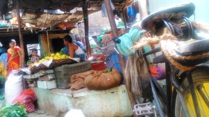 Varanasi, mercato nei pressi del Manikarnika Ghat.