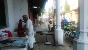 Varanasi, zona dell'Assi Ghat. Stiratore.