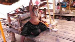 Varanasi. Guru in relax al Dasaswamedh Ghat.
