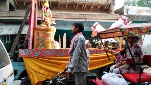 Vrindavan, 10 apprile 2016, sera. Il carro con la divinità Ganesha durante la sfilata.