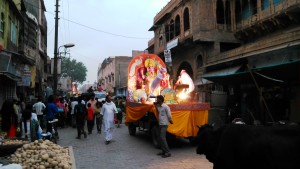 Vrindavan, 10 aprile 2016. Sfilata di carri con le immagini delle divinità.