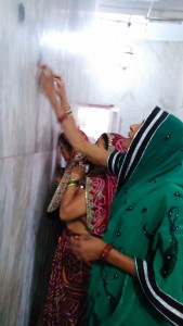 Vrindavan, 9 aprile 2016. Preghiera con strofinio di monete su una parete del Katyayni Peet Temple.