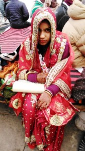 Varanasi, 10 dicembre 2016. Una sposa al Dasashwamedh Ghat.