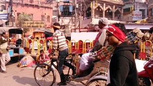 Varanasi, Bengali Tola, 14 dicembre 2016. Sulla Main Road.