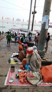 Varanasi, Dasashwamedh Ghat. Mendicanti.