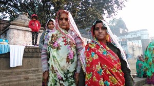 Maheshwar, 26 dicembre 2016. Donne in posa.