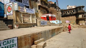 Varanasi, 1 marzo 2017. Le scritte rinnovate sui ghat.