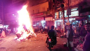 Varanasi, 12 marzo 2017.Il falò dell' Holinka sulla Dasaswamedh Road.