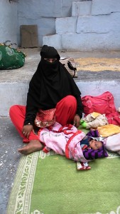 Varanasi, 17 febbraio 2017. Giovane madre islamica con bambino.