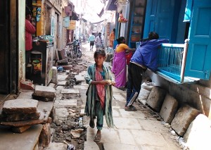 Varanasi, 2 marzo 2017. Bambina mendicante nella zona del Kedar Ghat.